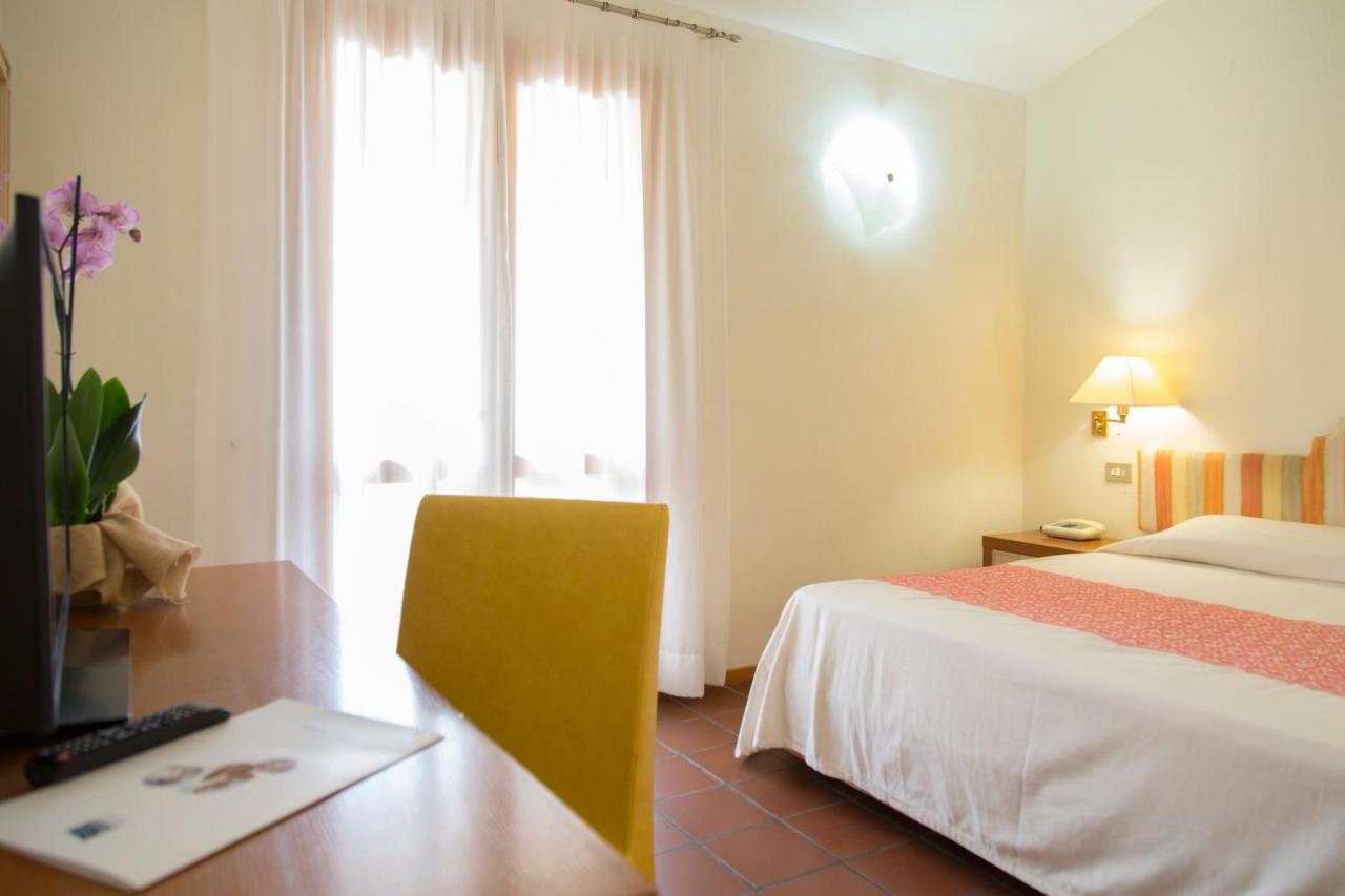 Blu Hotel Laconia Village Cannigione Room photo
